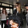 Jessica Alba avec sa famille à l'aéroport de Los Angeles, le 4 mai 2013.