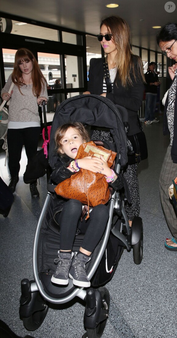 Jessica Alba avec sa famille à l'aéroport de Los Angeles, le 4 mai 2013.