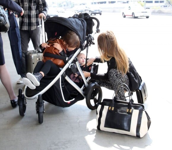 Jessica Alba avec son mari et leurs filles Honor et Haven à l'aéroport de Los Angeles, le 4 mai 2013.