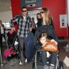 Jessica Alba avec son mari Cash Warren et leurs filles Honor et Haven à l'aéroport de Los Angeles, le 4 mai 2013.