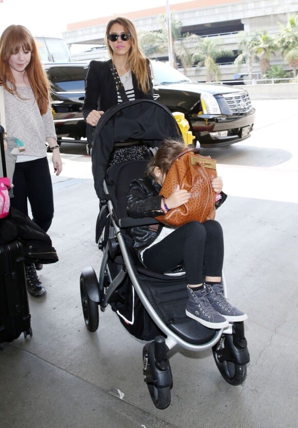 Jessica Alba avec son mari Cash Warren et leurs filles à l'aéroport de Los Angeles, le 4 mai 2013.