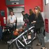 Jessica Alba avec son mari Cash Warren et leurs filles Honor et Haven à l'aéroport de Los Angeles, le 4 mai 2013.