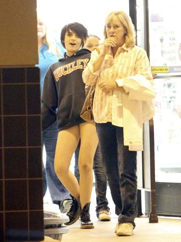 Paris Jackson et sa mère Debbie Rowe font des activités ensemble avant de dîner chez Hana Sushi à Temecula en Californie, le 4 mai 2013.