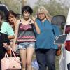 Paris Jackson et sa mère Debbie Rowe font des activités ensemble avant de dîner dans un restaurant japonais à Temecula en Californie, le 4 mai 2013.