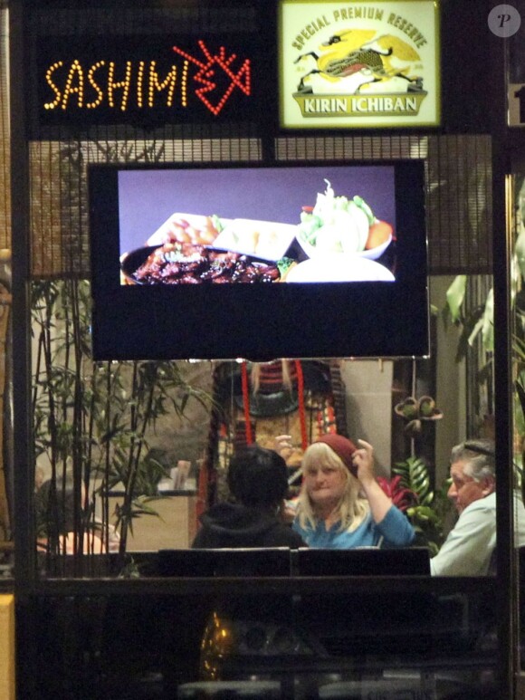 Paris Jackson et sa mère Debbie Rowe dînent dans un restaurant japonais à Temecula en Californie, le 4 mai 2013.