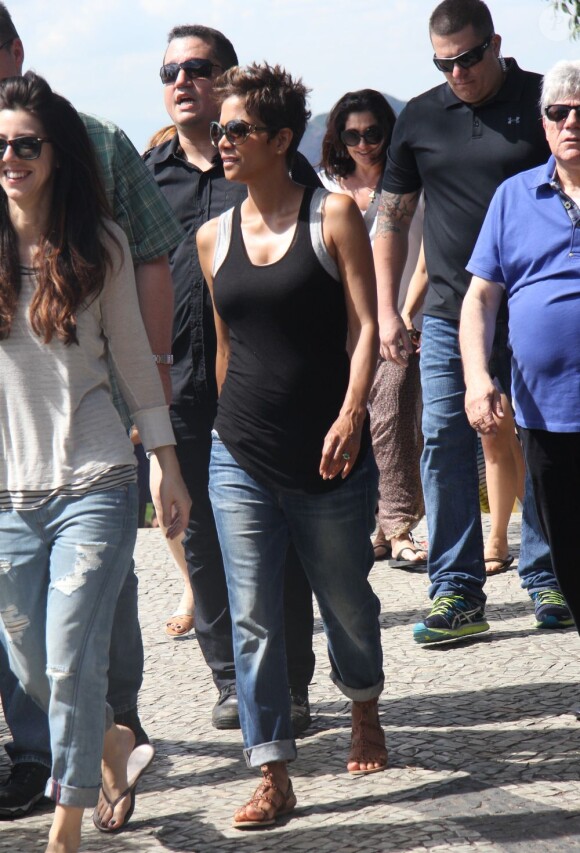 Halle Berry (enceinte) va admirer la vue au Pao de Azucar à Rio de Janeiro le 12 avril 2013.