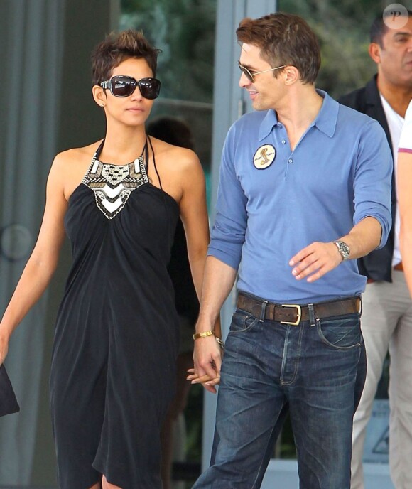 Halle Berry et Olivier Martinez quittent leur hôtel à Miami. Le 2 février 2013.