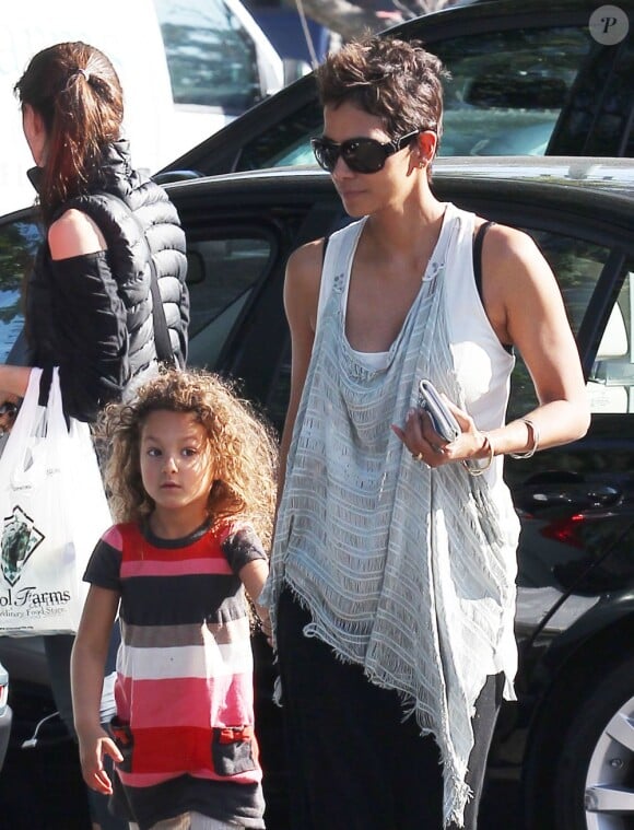 Halle Berry et sa fille Nahla dans les rues de Los Angeles, le 4 février 2013.