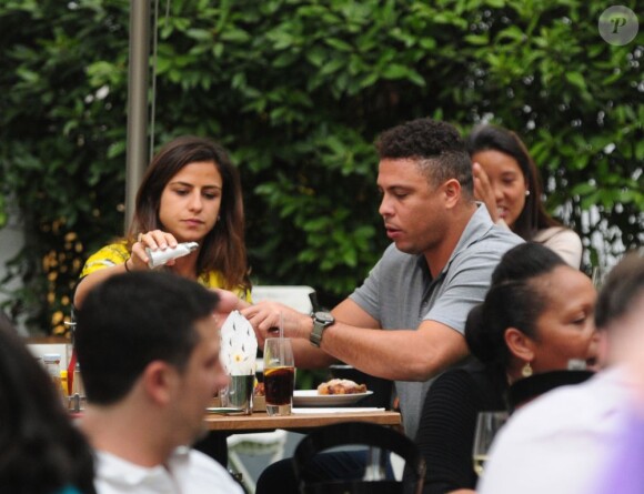Ronaldo et sa compagne Paula Morais, déjeuner amoureux à Los Angeles le 5 mai 2013
