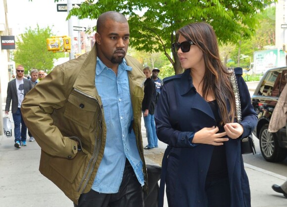 Kanye West et Kim Kardashian se promènent à New York, le 6 mai 2013.