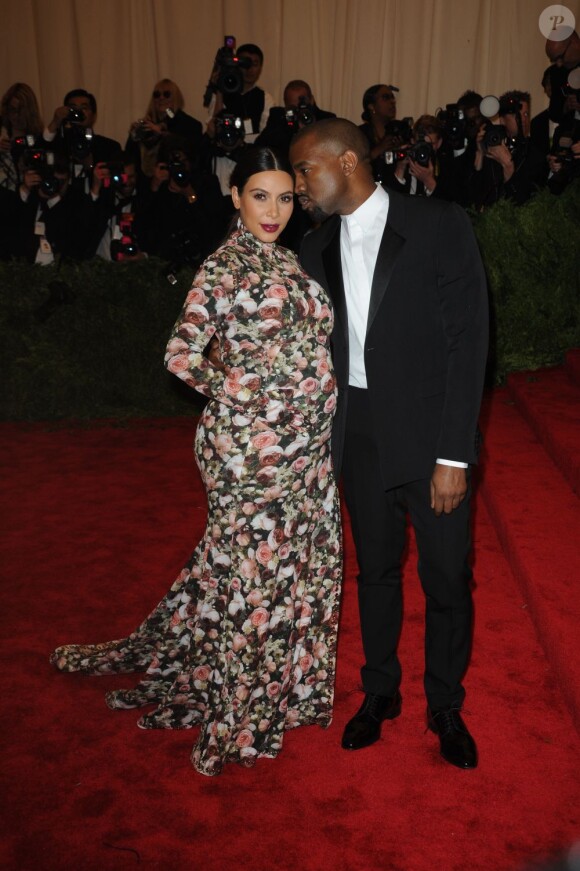 Kim Kardashian enceinte et son conjoint Kanye West assistent au gala "Punk: Chaos to Couture" du Costume Institute au Metropolitan Museum of Art. New York, le 6 mai 2013.