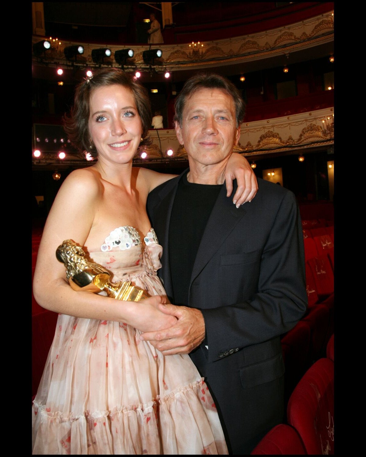 Vidéo Sara Giraudeau le soir où elle a reçu le Molière de la Révélation théâtrale en 2007 Vidéo Sara Giraudeau le soir où elle a reçu le Molière de la Révélation théâtrale en 2007