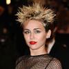 Miley Cyrus en Marc Jacobs et pics blonds sur la tête sur le tapis rouge du MET Ball le 6 mai 2013 à New York