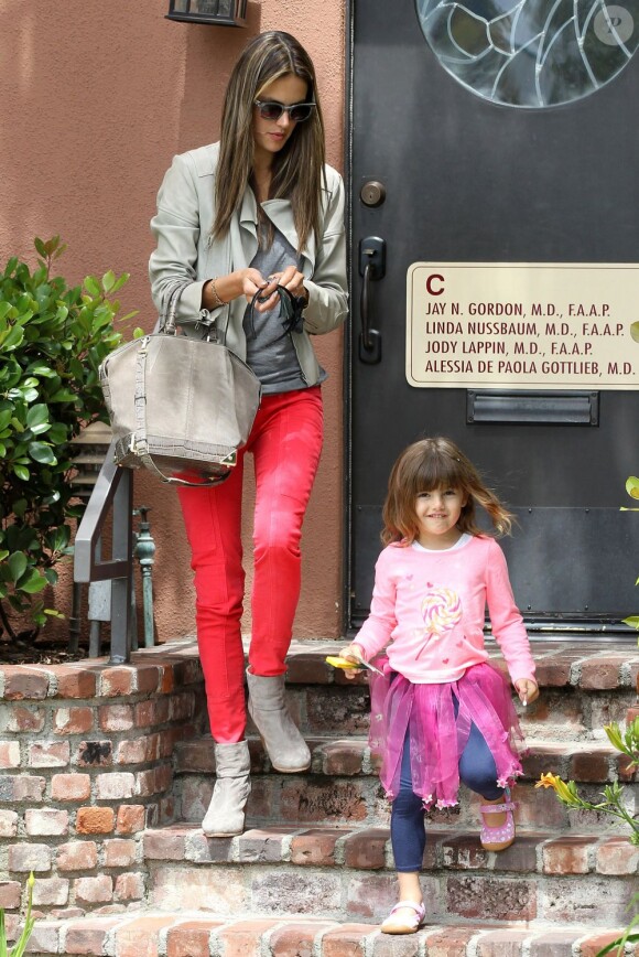 Le mannequin Alessandra Ambrosio emmène sa fille Anja chez le medecin à Santa Monica, le 6 mai 2013