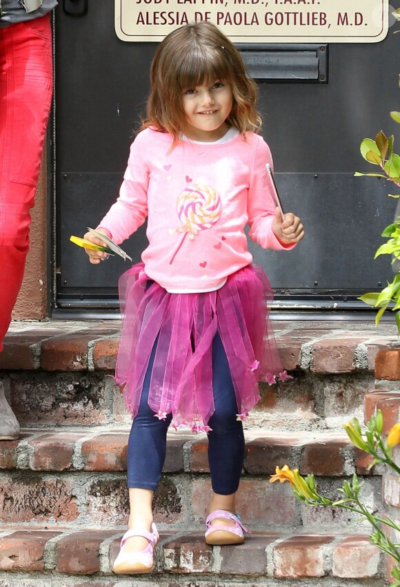 La petite Anja sort de chez le médecin à Santa Monica, le 6 mai 2013 accompagnée de sa maman Alessandra Ambrosio
