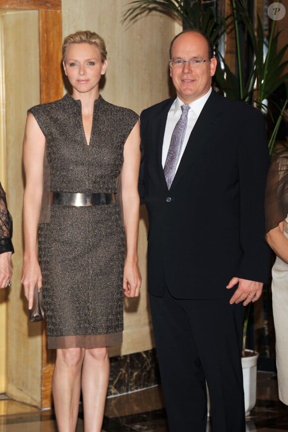 Charlene et Albert de Monaco prenaient part le 7 mai 2013 au Sporting d'hiver de Monte-Carlo à la 2e cérémonie de remise du prix Femme de l'année, décerné au professeur Diane Harper et à Adeline Garino.