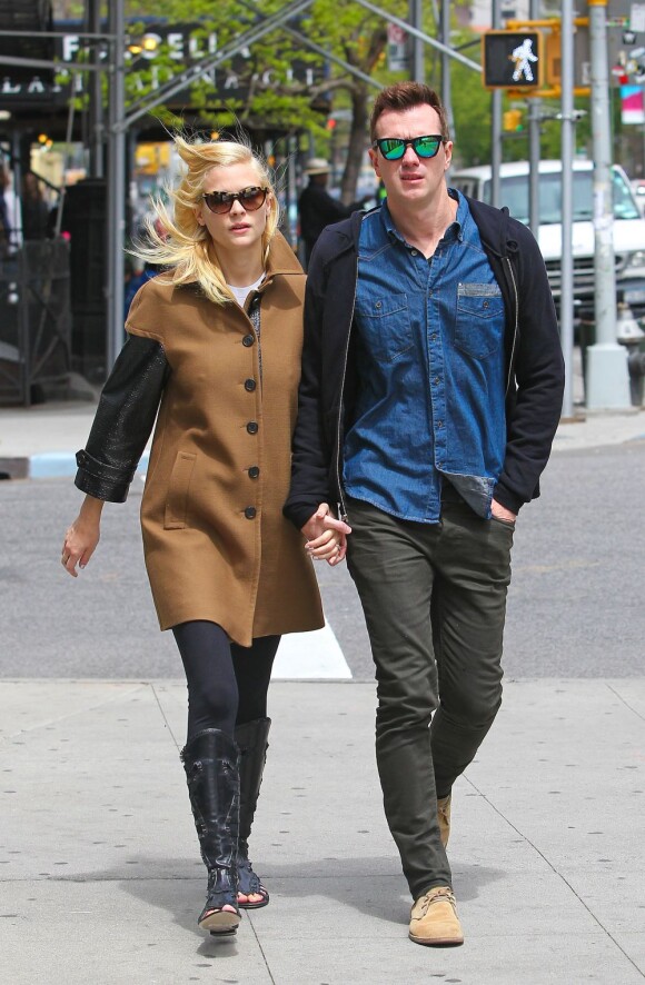 Jaime King, enceinte, et son mari Kyle Newman se promènent à New York, le 6 mai 2013.