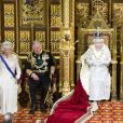  Elizabeth II présidait le 8 mai 2013 au palais de Westminster sa 60e ouverture cérémonielle du Parlement, en la présence habituelle de son époux le duc d'Edimbourg, et exceptionnelle de son fils le prince Charles, pour la première fois en 17 ans, et de Camilla Parker Bowles. 