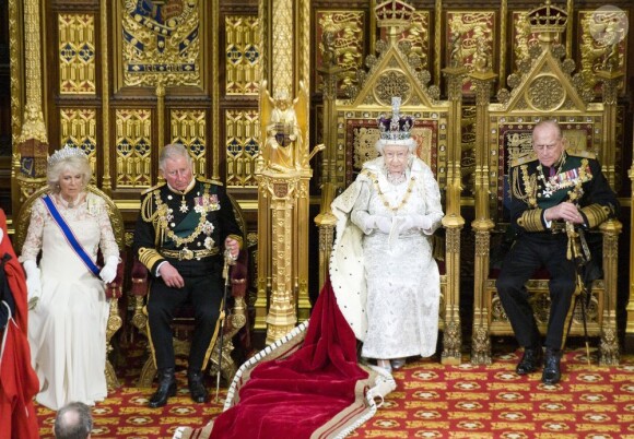 Elizabeth II présidait le 8 mai 2013 au palais de Westminster sa 60e ouverture cérémonielle du Parlement, en la présence habituelle de son époux le duc d'Edimbourg, et exceptionnelle de son fils le prince Charles, pour la première fois en 17 ans, et de Camilla Parker Bowles.
