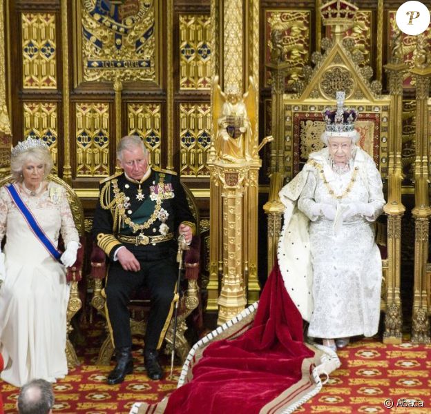 Elizabeth II présidait le 8 mai 2013 au palais de Westminster sa 60e ouverture cérémonielle du Parlement, en la présence habituelle de son époux le duc d'Edimbourg, et exceptionnelle de son fils le prince Charles, pour la première fois en 17 ans, et de Camilla Parker Bowles.