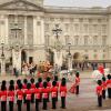 La reine Elizabeth II présidait le 8 mai 2013 au palais de Westminster sa 60e ouverture cérémonielle du Parlement, en la présence habituelle de son époux le duc d'Edimbourg, et exceptionnelle de son fils le prince Charles, pour la première fois en 17 ans, et de Camilla Parker Bowles.