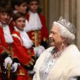  La reine Elizabeth II, ici à son arrivée, portant le diadème George IV, présidait le 8 mai 2013 au palais de Westminster sa 60e ouverture cérémonielle du Parlement, en la présence habituelle de son époux le duc d'Edimbourg, et exceptionnelle de son fils le prince Charles, pour la première fois en 17 ans, et de Camilla Parker Bowles. 