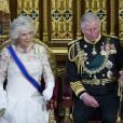  Charles et Camilla, les invités surprise ! La reine Elizabeth II présidait le 8 mai 2013 au palais de Westminster sa 60e ouverture cérémonielle du Parlement, en la présence habituelle de son époux le duc d'Edimbourg, et exceptionnelle de son fils le prince Charles, pour la première fois en 17 ans, et de Camilla Parker Bowles. 