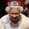  La reine Elizabeth II, portant ici le diadème George IV avant la couronne George VI, présidait le 8 mai 2013 au palais de Westminster sa 60e ouverture cérémonielle du Parlement, en la présence habituelle de son époux le duc d'Edimbourg, et exceptionnelle de son fils le prince Charles, pour la première fois en 17 ans, et de Camilla Parker Bowles. 
