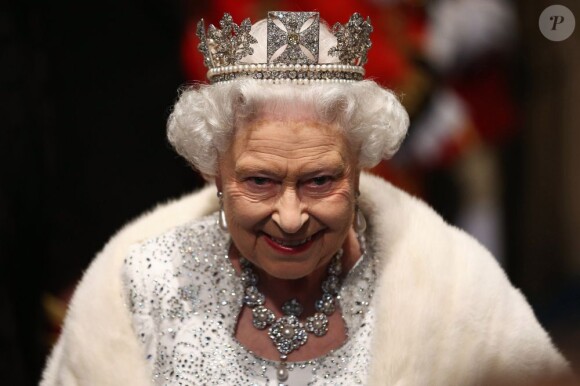 La reine Elizabeth II, portant ici le diadème George IV avant la couronne George VI, présidait le 8 mai 2013 au palais de Westminster sa 60e ouverture cérémonielle du Parlement, en la présence habituelle de son époux le duc d'Edimbourg, et exceptionnelle de son fils le prince Charles, pour la première fois en 17 ans, et de Camilla Parker Bowles.