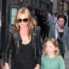 Kate Moss et sa fille Lila s'accordent une soirée entre filles à l'occasion d'une expo à Londres. Le 8 mai 2013