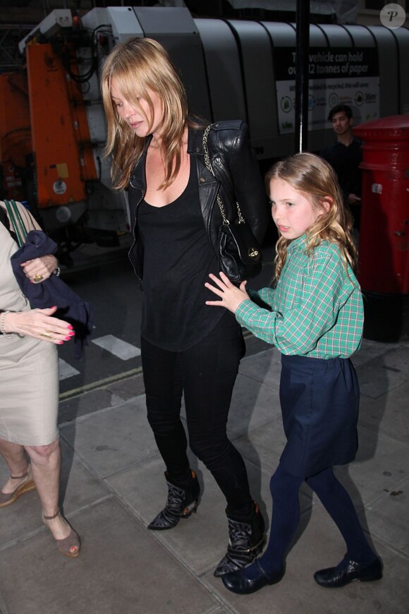 Kate Moss et son adorable fille Lila, déjà stylée à 10 ans seulement, s'accordent une soirée entre filles à l'occasion d'une expo à Londres. Le 8 mai 2013