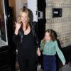 Kate Moss et sa fille Lila s'accordent une soirée entre filles à l'occasion d'une expo à Londres. Le 8 mai 2013