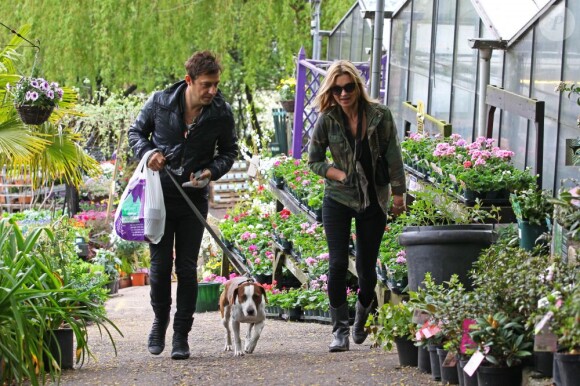 Kate Moss et son mari Jamie Hince profitent d'une belle journée pour promener leur chien dans un jardin à Londres, le 8 mai 2013.
Photo exclusive