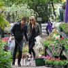 Kate Moss et son mari Jamie Hince promènent leur chien avant de se rendre dans une bijouterie et dans un jardin à Londres, le 8 mai 2013.
Photo exclusive