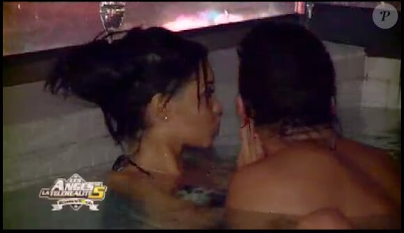 Nabilla et Thomas dans la piscine dans les Anges de la télé-réalité 5, jeudi 9 mai 2013 sur NRJ12