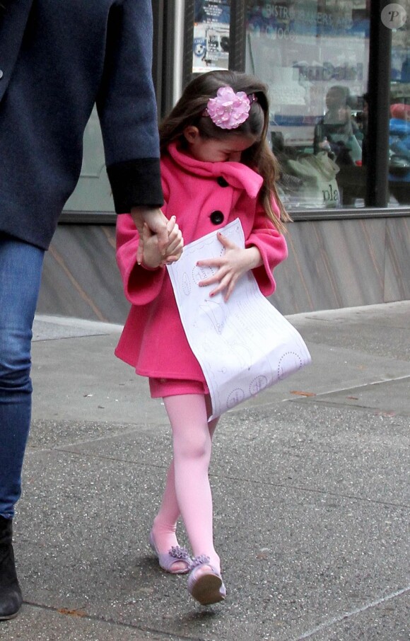 Katie Holmes en décembre 2012, Suri déjà stylée tout de rose vêtue