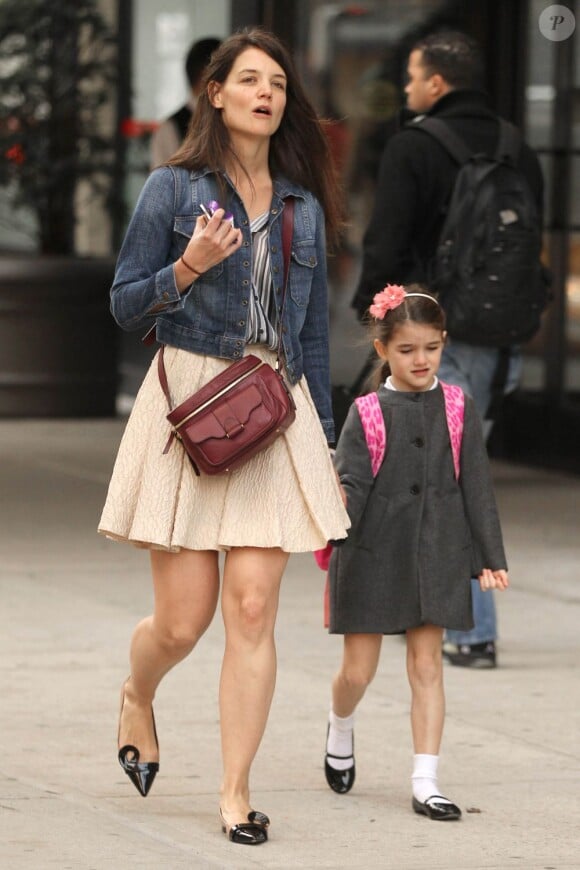 Katie Holmes et sa fille Suri à la sortie de l'école en novembre 2012