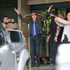 Paul McCartney salue ses fans devant son hôtel de Fortaleza, au nord du Brésil, le 9 mai 2013.