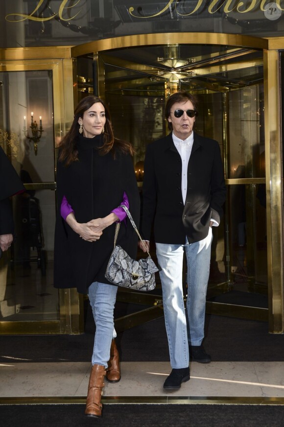 Paul McCartney et son épouse Nancy Shevell à Paris, le 4 mars 2013. Le couple était dans la capitale pour assister au défilé de Stella McCartney, la fille du rockeur.
