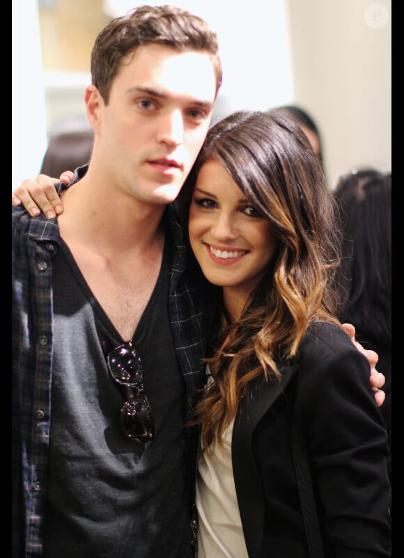 Shenae Grimes et Josh Beech assistent à l'ouverture d'un magasin Express à Vancouver, le jeudi 12 juillet 2012.