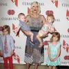 Tori Spelling et ses quatre enfants Stella Doreen, Finn Davey, Liam Aaron et Hattie Margaret au Gala Annuel Mother's Day, à Los Angeles, le 10 mai 2013. Quelle tribu !