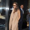 Victoria Beckham se promène sur la 5 Avenue à New York Le 11 mai 2013 et a fait du shopping chez Prada