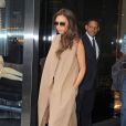 Victoria Beckham se promène sur la 5 Avenue à New York Le 11 mai 2013 et a fait du shopping chez Prada