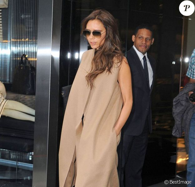 Victoria Beckham se promène sur la 5 Avenue à New York Le 11 mai 2013 et a fait du shopping chez Prada