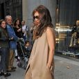 Victoria Beckham se promène sur la 5 Avenue à New York Le 11 mai 2013 et a fait du shopping chez Prada