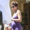 Halle Berry, enceinte, sa fille Nahla et son fiancé Olivier Martinez vont déjeuner au restaurant pour la fête des mères à West Hollywood, le 12 mai 2013.