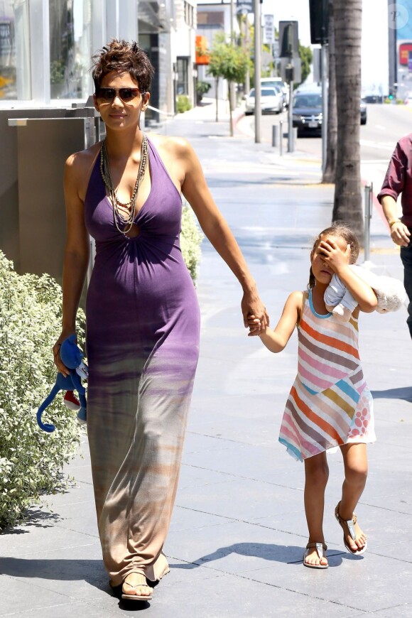 La belle Halle Berry, enceinte, sa fille Nahla et son fiancé Olivier Martinez vont déjeuner au restaurant Riva Bella pour la fête des mères à West Hollywood, le 12 mai 2013.