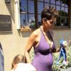 Halle Berry, enceinte, sa fille Nahla et son fiancé Olivier Martinez vont déjeuner au restaurant Riva Bella pour la fête des mères à West Hollywood, le 12 mai 2013.