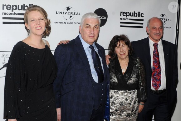 Jane et Mitch Winehouse, les parents d'Amy, et ceux qui partagent désormais leur vie à la soirée Inspiration Awards and Gala organisée par la Fondation Amy Winehouse à New York, le 21 mars 2013. 