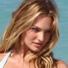 Exclusif - Candice Swanepoel surprise en plein shooting pour Victoria's secret à Saint-Barthélemy. Le 11 mai 2013.